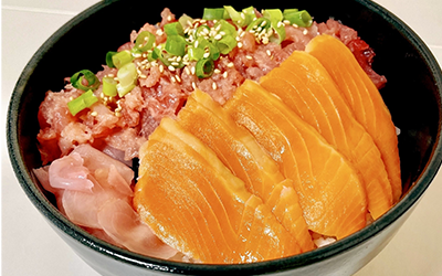 天然まぐろたたきトロサーモン丼